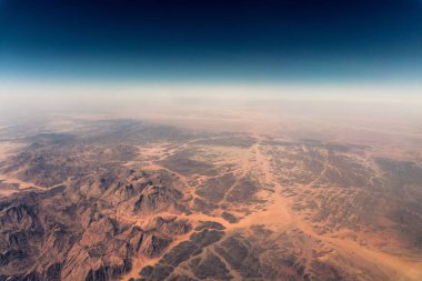 Çölün en üst manzarası. Uçaktan çöle bak..