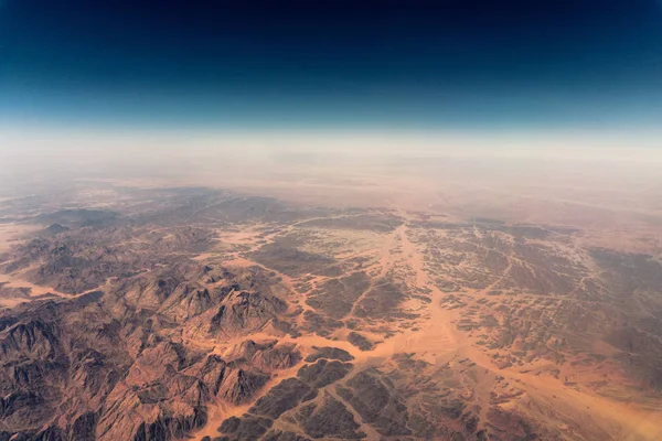 Çölün en üst manzarası. Uçaktan çöle bak..