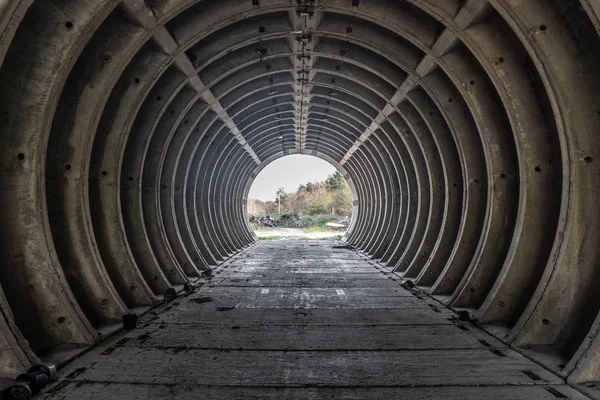 Dışarıdaki boş beyaz beton boru tünelinden çıkın. Gün içinde sığınaktan çıkın. Boş beton boru tünelinin içinde. Bir kıyamet hissi ve karanlık sinematik grunge etkisi ile terk edilmiş tünel.