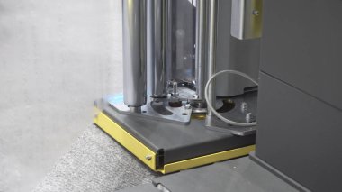 Fabrikada bantlar için çelik silindirlerin yakın çekim