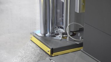 Fabrikada bantlar için çelik silindirlerin yakın çekim