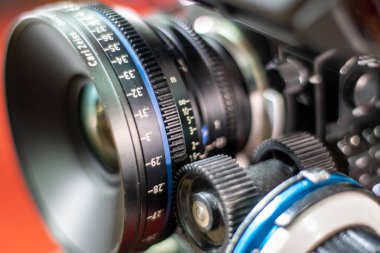 Kiev, Ukrayna - 25 Nisan 2019: Dijital sine fotoğraf makinesinde kompakt prime lens takip odaklı, yakın çekim.