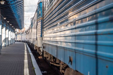 Eski mavi elektrikli AC lokomotifleri kapalı Kyiv merkez tren istasyonundaki Skoda şirketinin standı.