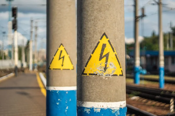 Zwei Elektrische Betonstützen Mit Symbolen Mit Hochspannungswarnung Nahaufnahme — Stockfoto