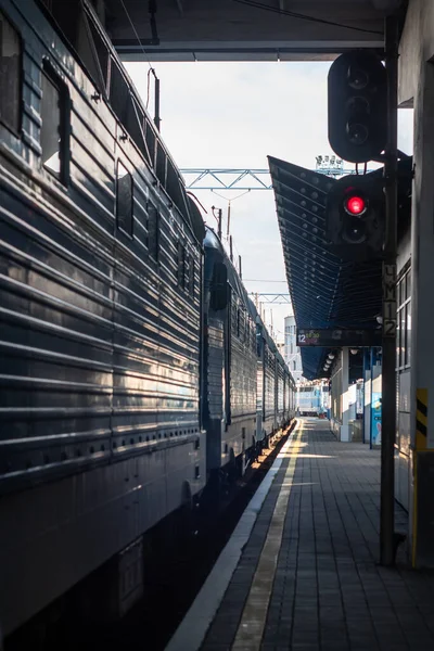 우크라이나 키예프 2020 Kyiv 철도역 코다에 파란색 기관차들 — 스톡 사진