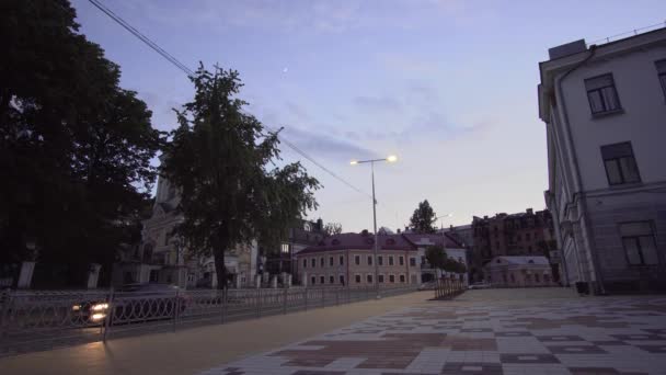 Encender Las Luces Calle Calle Vacía Centro Ciudad Kiev Atardecer — Vídeo de stock