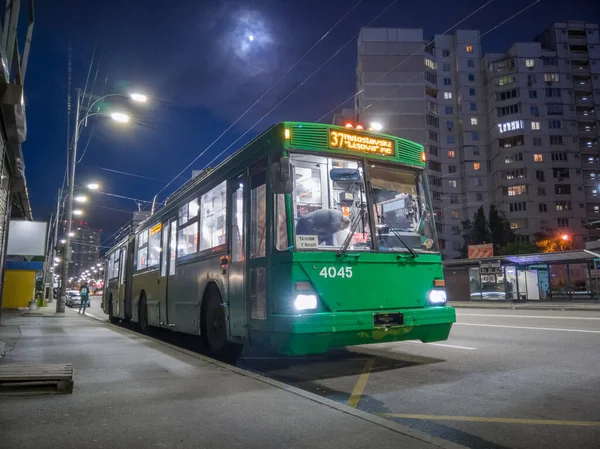 Kyiv, Ukrayna - 2 Haziran 2020: Troyeschina 'nın yerleşim alanındaki Kyiv caddesindeki yeşil tramvay. Trolleybus 