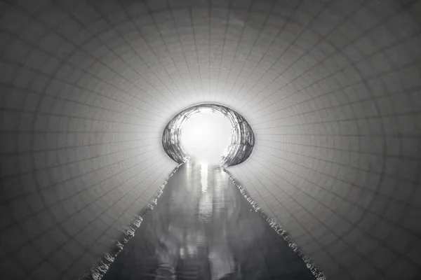 Túnel Papel Drenagem Redonda Com Água Com Luz Extremidade — Fotografia de Stock