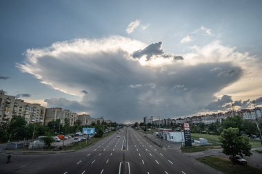 KIEV, UKRAINE - 21 Haziran 2020: Karayolu üzerinde büyük fırtına bulutu.