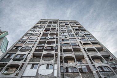 Eski, kirli, çok katlı, prefabrik beton bir evin, Doğu Avrupa 'da vahşet tarzında dibe vuruşu..