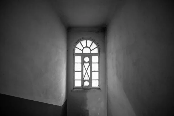 Okno Klatce Schodowej Domu Został Zbudowany Stylu Neorenesansowym Początku 1900 — Zdjęcie stockowe