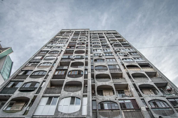 Eski, kirli, çok katlı, prefabrik beton bir evin, Doğu Avrupa 'da vahşet tarzında dibe vuruşu..