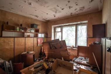 Terk edilmiş bir araştırma enstitüsünün laboratuarının içinde..