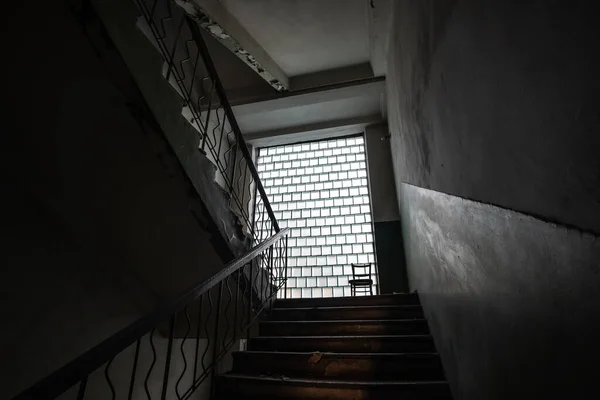 70年代のソ連の残忍主義のスタイルで放棄された建物の階段の暗いインテリア — ストック写真