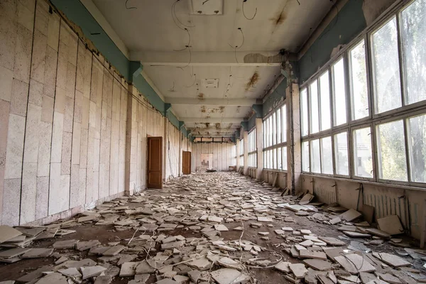 崩壊したクラッドと80年代の放棄されたソ連の建物の回廊 — ストック写真