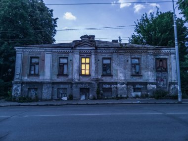 Eski, alçak katlı, 19. yüzyılın sonundaki alacakaranlıkta Avrupa 'nın evi..