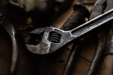 Rafta eski aletlerle ayarlanabilir anahtar kullanılıyor.