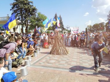 Kyiv, Ukrayna - 17 Temmuz 2020: Eylemciler Ukraynalı Verkhovna Rada 'nın altında havai fişeklerden yapay ateş yaktılar. Ukrayna dilini ve Ukrayna devlet dilini korumak için toplanın.