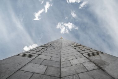 Gökyüzüne bakan eski bir mermer dikilitaşın alttaki görüntüsü