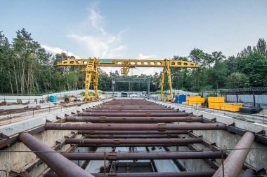 Kyiv, Ukrayna - 17 Temmuz 2020: Çukurda bir metro istasyonu inşaatı. Tünel sıkıcı makinesinin montaj odası. Çelik destekli siper.