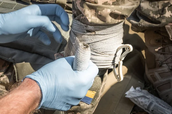 Zabandażowanie Przeklętej Ręki Ukraińskiego Żołnierza Zbliżenie — Zdjęcie stockowe