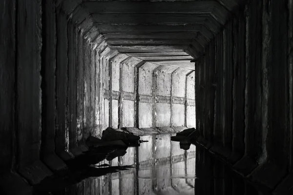 Túnel Cuadrado Drenaje Hormigón Con Una Luz Extremo Que Brilla — Foto de Stock