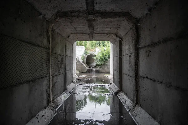 Kwadratowy Tunel Odwadniający Beton Który Wychodzi Zewnątrz — Zdjęcie stockowe