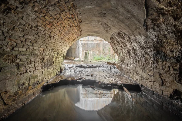 Stara Cegła Opuszczony Półokrągły Tunel Odwadniający Który Wychodzi Zewnątrz — Zdjęcie stockowe