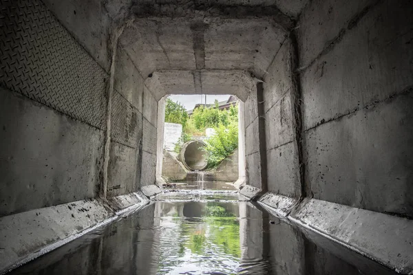Túnel Cuadrado Drenaje Hormigón Que Sale Exterior — Foto de Stock