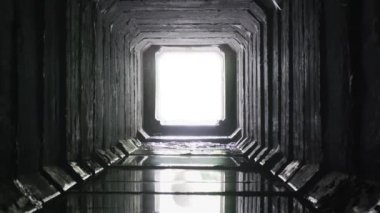 Kare beton drenaj tüneli ve sonunda ışık, zaman tüneli.