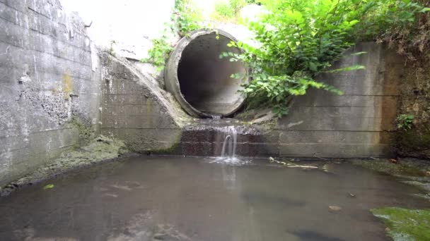 Das Kanalrohr Geht Nach Draußen Den Kanal Zeitraffer — Stockvideo