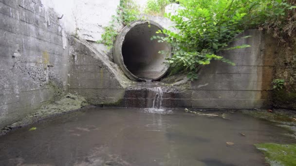 Das Kanalrohr Geht Nach Draußen Den Kanal — Stockvideo