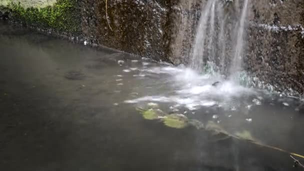 Крупный План Размытого Потока Воды Канализации Временной Промежуток — стоковое видео