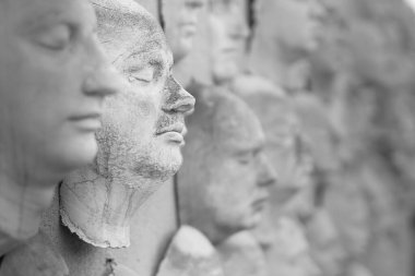 Kyiv, Ukrayna - 1 Ağustos 2020: Diğer yüzlerin yanı sıra, alçı taşı maskelerinin insan yüzünün alçı kalıbının yakın çekimi.