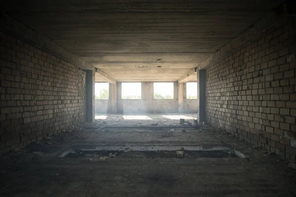 Interrior Edifício Abandonado Inacabado Iluminado Por Raios Luz Através Das — Fotografia de Stock