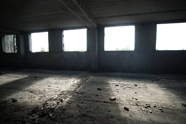 Interrior Edifício Abandonado Inacabado Iluminado Por Raios Luz Através Das — Fotografia de Stock