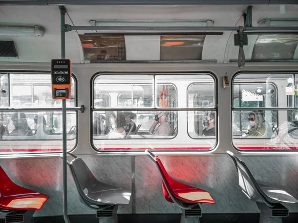 Leerer Innenraum Einer Alten Straßenbahn Nachmittag Mit Einer Straßenbahn Vor — Stockfoto