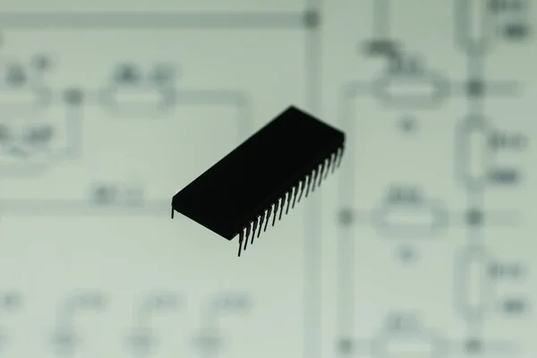 具有计划和科学发展的监视器背景的微晶片 — 图库照片