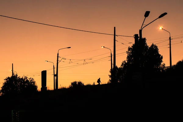 Kvällslandskap Landsbygden Med Silhuett Man Och Lyktor Som Glöder Vid — Stockfoto