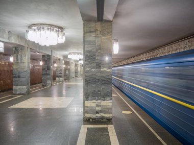 Metro istasyonundaki bulanık tren hareket halinde..