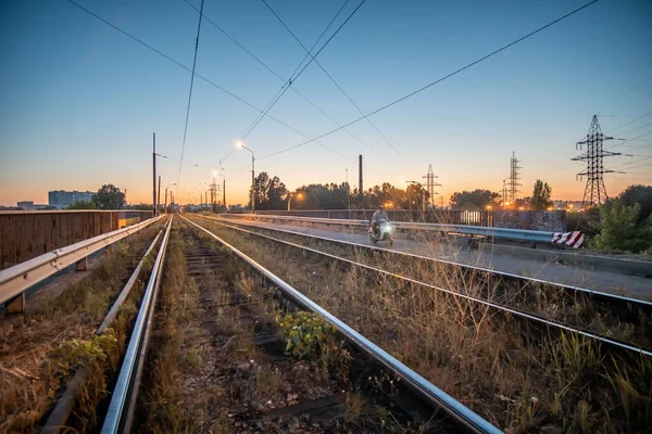 Alte Straßenbahngleise Der Abenddämmerung Auf Dem Land — Stockfoto