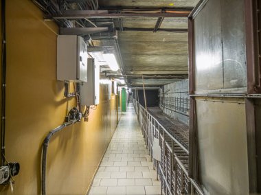 Metro tünelindeki teknik binaların koridoru..
