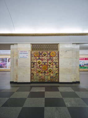 Kyiv, Ukrayna - Ağustos 2020: Khreschatyk Kyiv metro istasyonunda Majolica ile Pylon