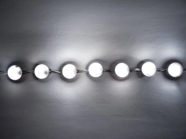 Rangée Lampes Rondes Sur Mur Blanc — Photo