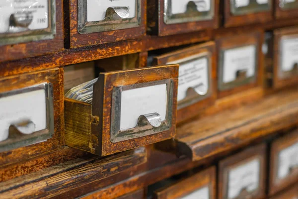 Metin için boş alanı olan ahşap kart dosyalarının olduğu kutuyu aç.