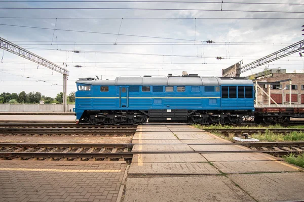 정거장에 파란색잊을 수없는 기관차 — 스톡 사진