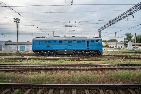 지역을 통과하는 푸른색의 혁신적 기관차 — 스톡 사진