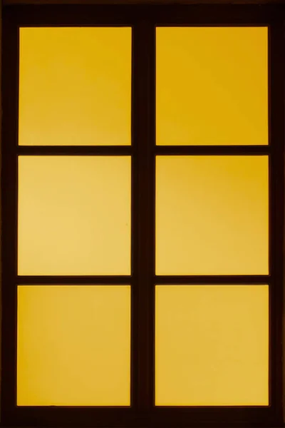 Texturované Okno Večerních Hodinách Teplým Světlem Uvnitř — Stock fotografie