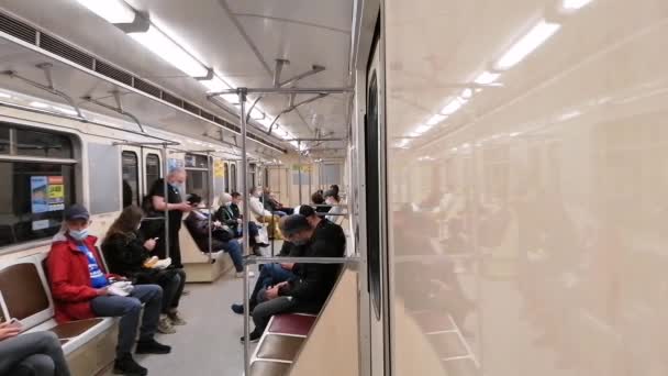 Kijów Ukraina Czerwca 2020 Wnętrze Wagonu Kolejowego Metra Ludźmi Maskach — Wideo stockowe