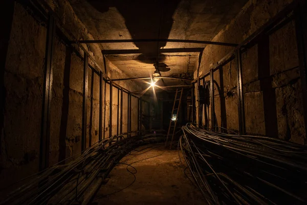 Тёмно Бетонный Кабельный Тоннель Освещается Вольфрамовой Лампой — стоковое фото